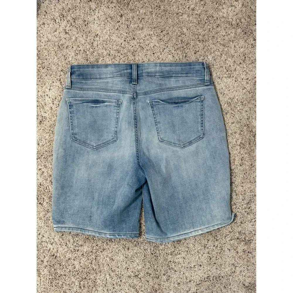 NYDJ Ella Denim Shorts Womens 8 Light Wash Blue Lift Tuck Stretch Bermuda Slit‎